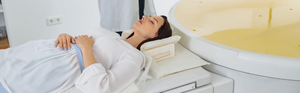 Różne materace ułożone jeden na drugim w sklepie. Z przodu widać etykietę z ceną, a tło jest jasne i czyste, co podkreśla szeroki wybór produktów.